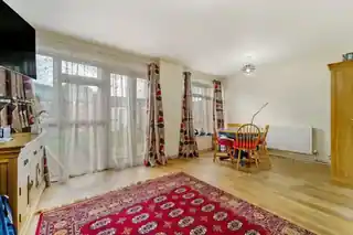 48 Boston Manor Road, photo 3
