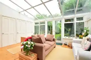 48 Herongate Road, photo 3