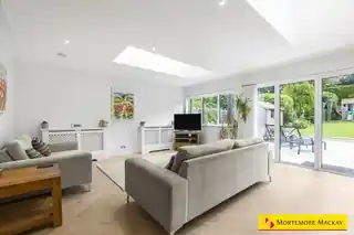 48 Langham Gardens, photo 3