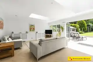 48 Langham Gardens, photo 2