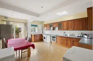 484 Hanworth Road, photo 3
