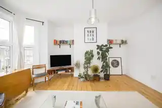 48A Grove Green Road, photo 3
