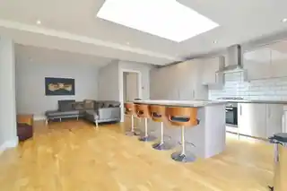 49 Amhurst Gardens, photo 2