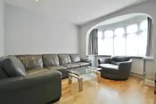 49 Amhurst Gardens, photo 3