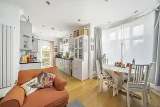 49 Finchley Lane, photo 2