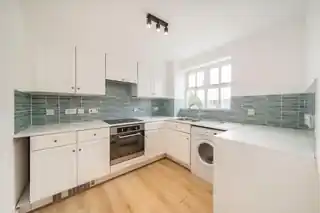 49 Massingberd Way, photo 3