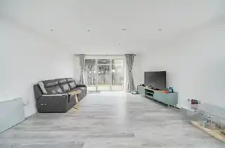 49 Salcombe Gardens, photo 3