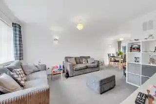 5 Clare Way, photo 3