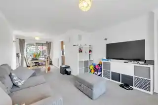 5 Clare Way, photo 4