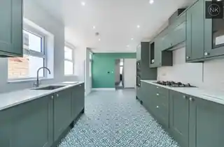 5 Knotts Green Road, photo 3