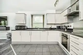 5 Meadowbank Close, photo 4