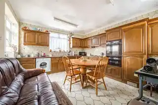 5 Rayleigh Close, photo 3