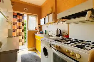 50 Basildene Road, photo 3