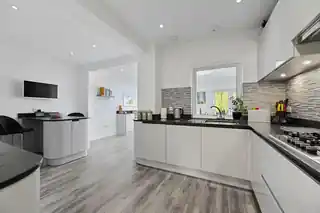 501 High Road, photo 2