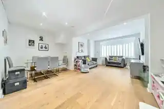 51 Seaton Gardens, photo 2
