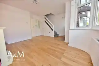 51 Thurlow Gardens, photo 3