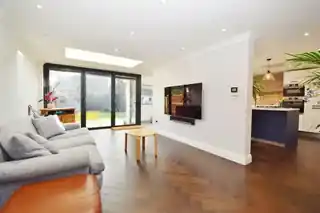 510 Rayners Lane, photo 2