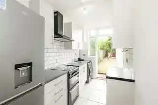 512 Valence Avenue, photo 4