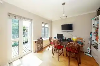 52 Merton Avenue, photo 4