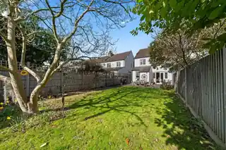 52 Osmond Gardens, photo 2