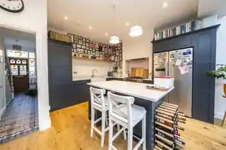 54 Boscombe Road, photo 3