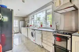 54 Byron Avenue, photo 4
