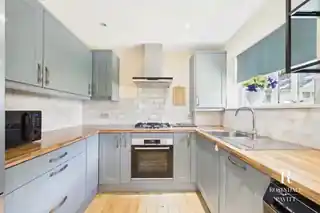 54 Chancellor Gardens, photo 3