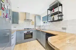 54 Chancellor Gardens, photo 2