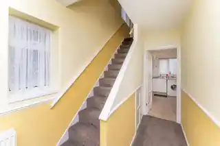 54 Cuckoo Hall Lane, photo 2