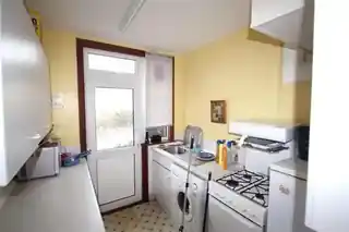 54 Manton Avenue, photo 3