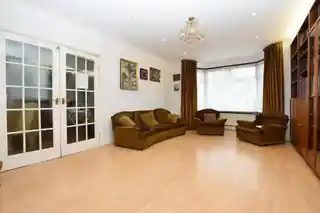 55 Edgwarebury Gardens, photo 2