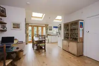 55 Thompson Avenue, photo 2