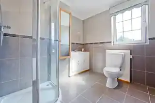 552 Hanworth Road, photo 3