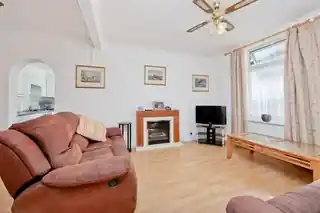 552 Hanworth Road, photo 2
