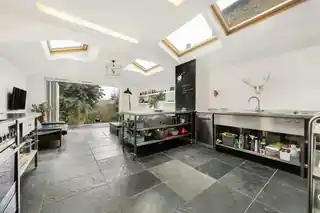 56 Temperley Road, photo 4