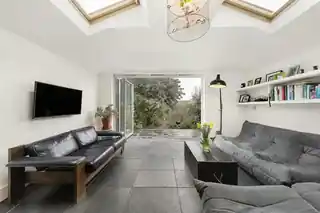 56 Temperley Road, photo 3