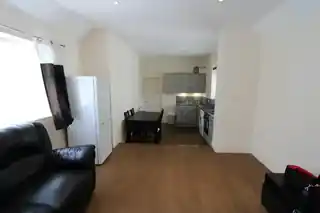 57 Clifford Avenue, photo 3