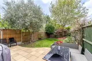 57 Connaught Road, photo 2