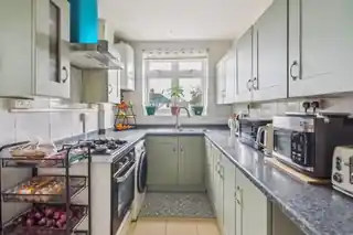 573 Whitton Avenue West, photo 3