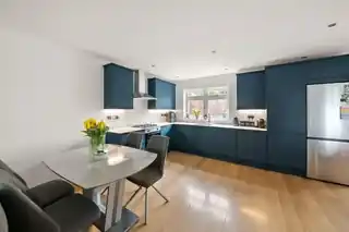 57A Gonville Crescent, photo 3