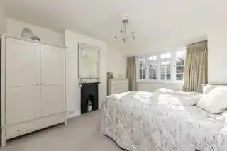 58 Michelham Gardens, photo 3