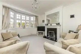 58 Michelham Gardens, photo 2