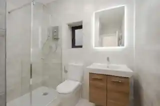 584A Kingston Road, photo 3