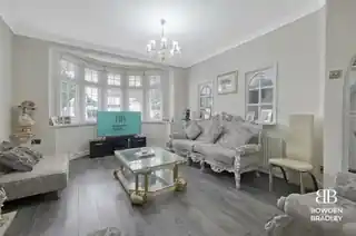 59 Clayhall Avenue, photo 4