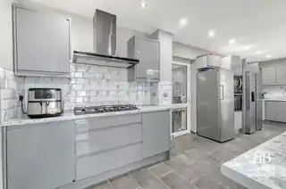 59 Clayhall Avenue, photo 2