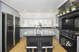59 Parkhurst Road, photo 3