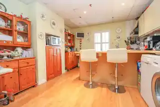 59 Red Lion Road, photo 4