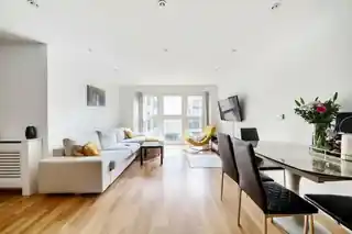 6, Bletchley Court, Hitchin Lane, photo 3