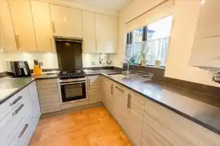 6 Brookside Close, photo 3