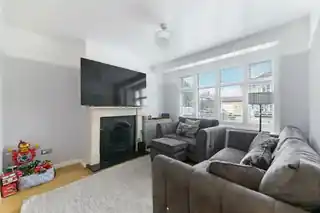 6 Egham Close, photo 2